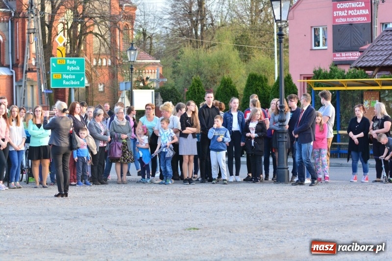 Zdjęcie w galerii na portalu naszraciborz.pl: Apel Poległych przy Dębie Katyńskim w Kuźni Raciborskiej  wiadomości z regionu