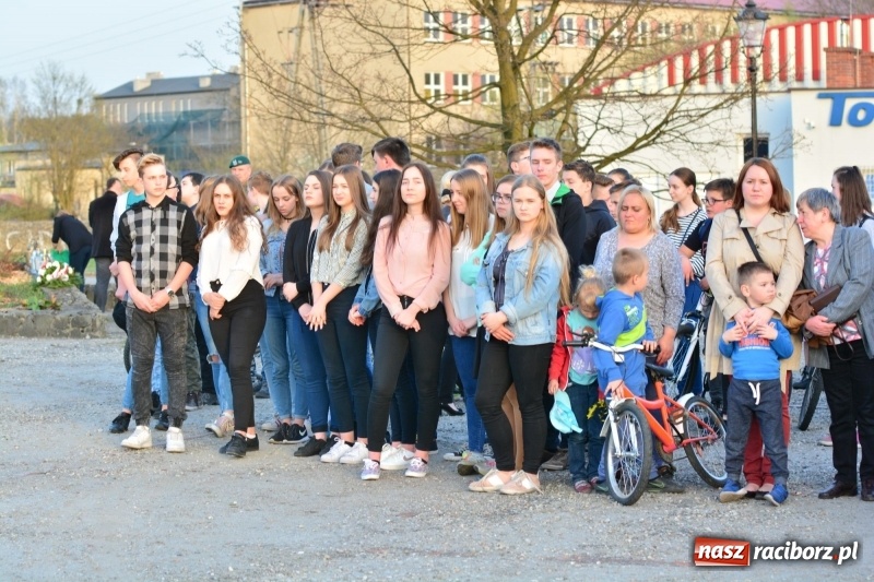 Zdjęcie w galerii na portalu naszraciborz.pl: Apel Poległych przy Dębie Katyńskim w Kuźni Raciborskiej  wiadomości z regionu