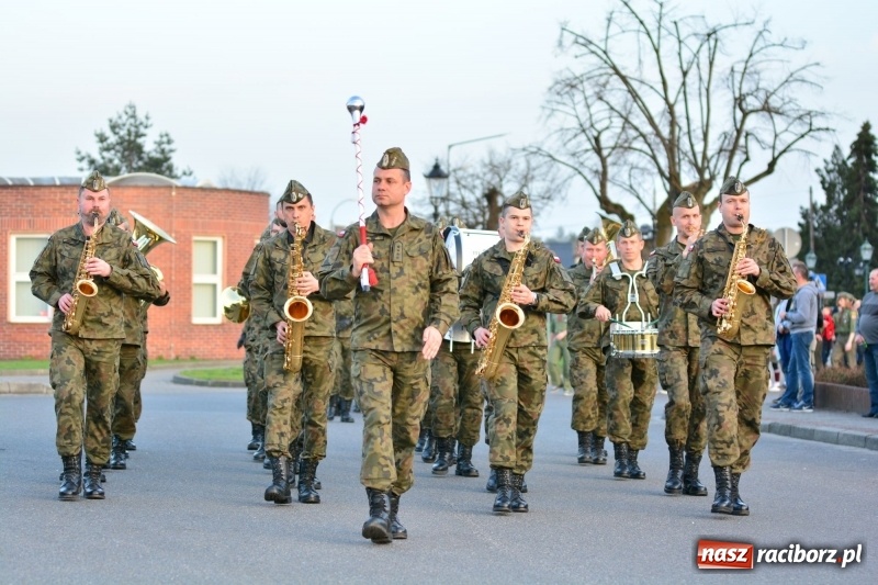 Zdjęcie w galerii na portalu naszraciborz.pl: Apel Poległych przy Dębie Katyńskim w Kuźni Raciborskiej  wiadomości z regionu