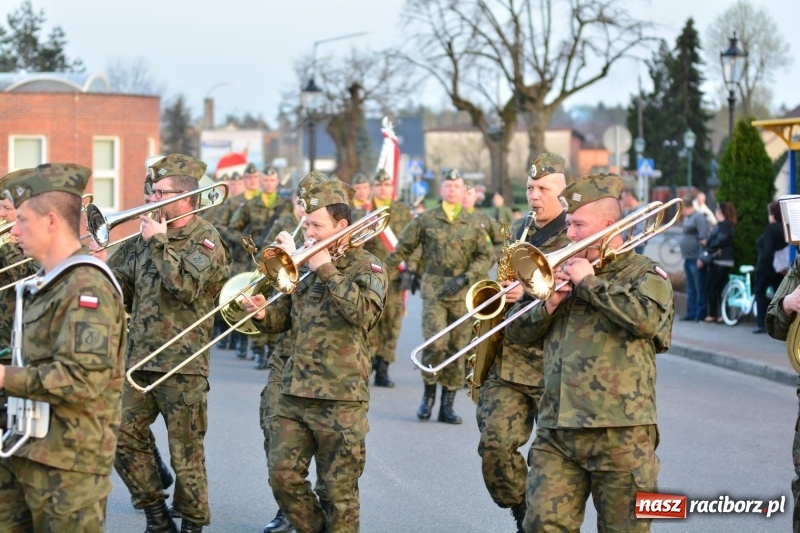 Zdjęcie w galerii na portalu naszraciborz.pl: Apel Poległych przy Dębie Katyńskim w Kuźni Raciborskiej  wiadomości z regionu