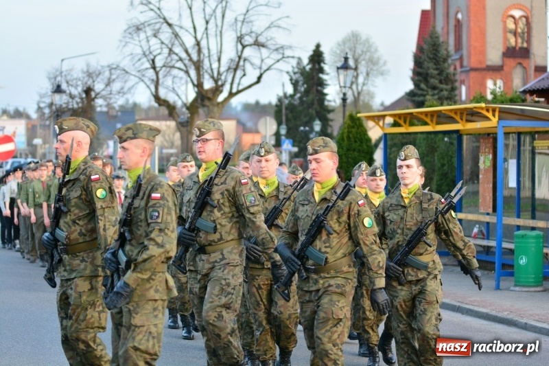 Zdjęcie w galerii na portalu naszraciborz.pl: Apel Poległych przy Dębie Katyńskim w Kuźni Raciborskiej  wiadomości z regionu
