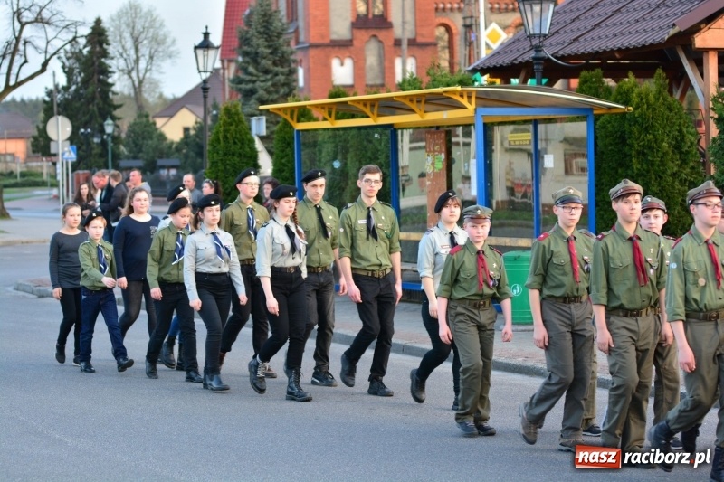 Zdjęcie w galerii na portalu naszraciborz.pl: Apel Poległych przy Dębie Katyńskim w Kuźni Raciborskiej  wiadomości z regionu