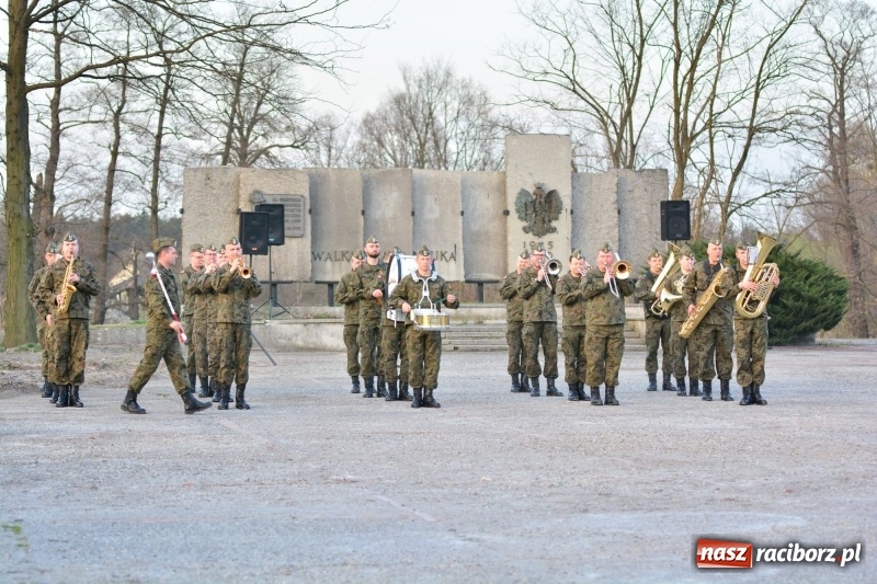 Zdjęcie w galerii na portalu naszraciborz.pl: Apel Poległych przy Dębie Katyńskim w Kuźni Raciborskiej  wiadomości z regionu
