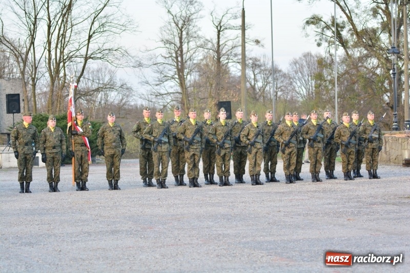 Zdjęcie w galerii na portalu naszraciborz.pl: Apel Poległych przy Dębie Katyńskim w Kuźni Raciborskiej  wiadomości z regionu