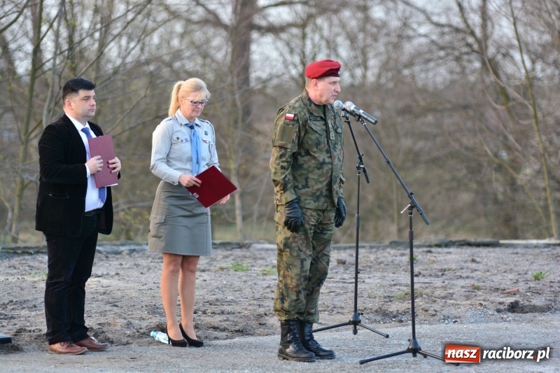 Zdjęcie w galerii na portalu naszraciborz.pl: Apel Poległych przy Dębie Katyńskim w Kuźni Raciborskiej  wiadomości z regionu