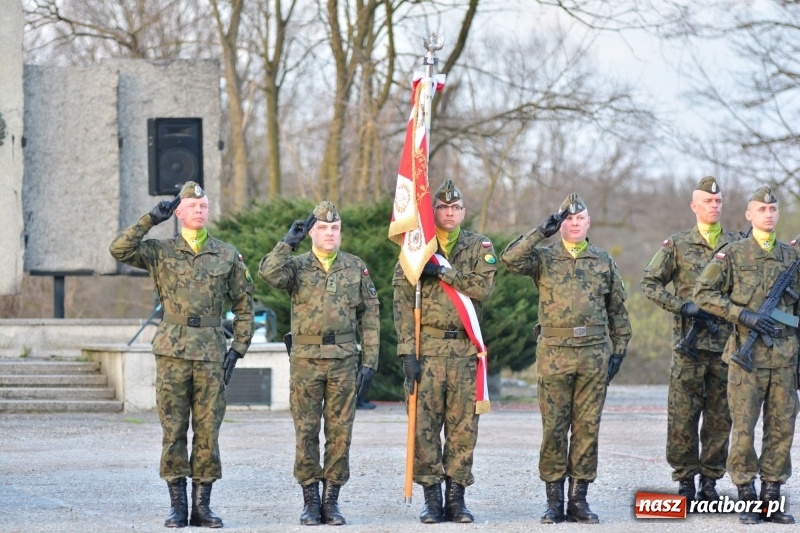 Zdjęcie w galerii na portalu naszraciborz.pl: Apel Poległych przy Dębie Katyńskim w Kuźni Raciborskiej  wiadomości z regionu