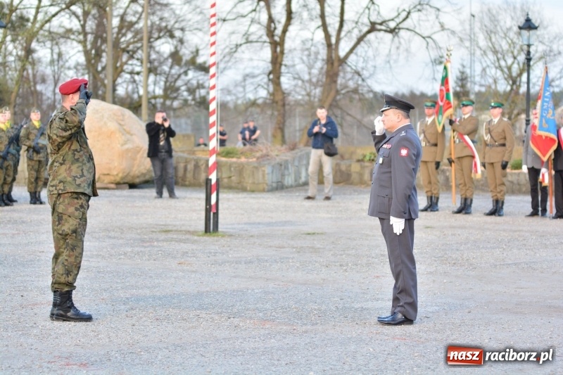 Zdjęcie w galerii na portalu naszraciborz.pl: Apel Poległych przy Dębie Katyńskim w Kuźni Raciborskiej  wiadomości z regionu