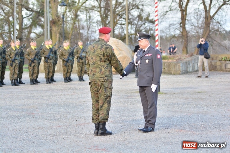 Zdjęcie w galerii na portalu naszraciborz.pl: Apel Poległych przy Dębie Katyńskim w Kuźni Raciborskiej  wiadomości z regionu