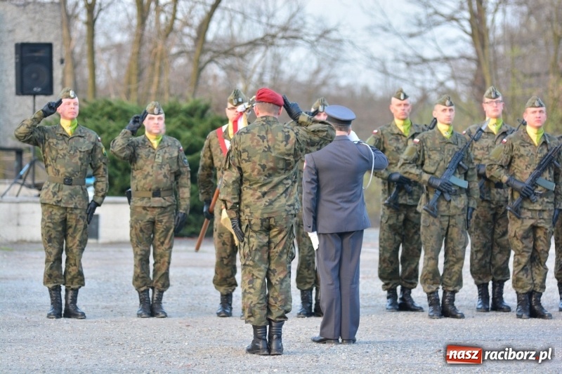 Zdjęcie w galerii na portalu naszraciborz.pl: Apel Poległych przy Dębie Katyńskim w Kuźni Raciborskiej  wiadomości z regionu
