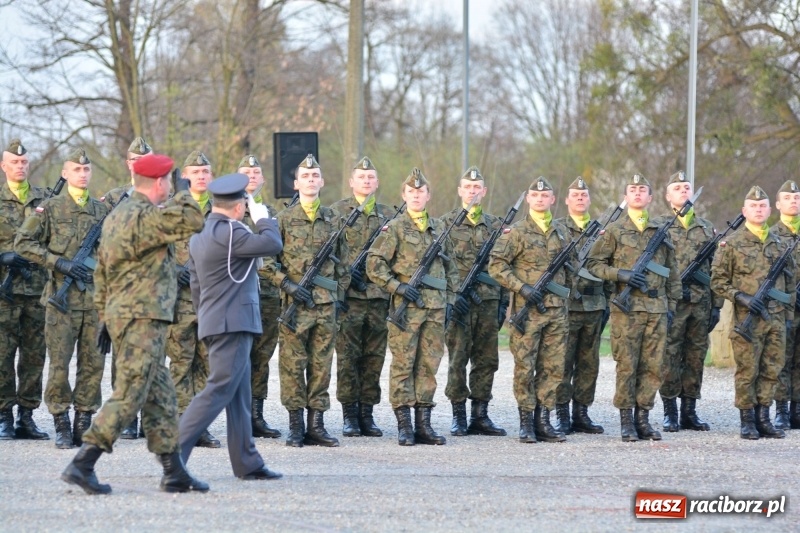 Zdjęcie w galerii na portalu naszraciborz.pl: Apel Poległych przy Dębie Katyńskim w Kuźni Raciborskiej  wiadomości z regionu