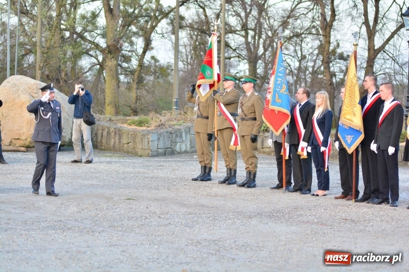 Zdjęcie w galerii na portalu naszraciborz.pl: Apel Poległych przy Dębie Katyńskim w Kuźni Raciborskiej  wiadomości z regionu