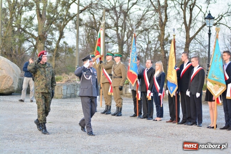 Zdjęcie w galerii na portalu naszraciborz.pl: Apel Poległych przy Dębie Katyńskim w Kuźni Raciborskiej  wiadomości z regionu