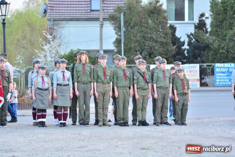 Zdjęcie w galerii na portalu naszraciborz.pl: Apel Poległych przy Dębie Katyńskim w Kuźni Raciborskiej  wiadomości z regionu