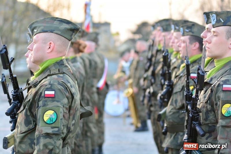 Zdjęcie w galerii na portalu naszraciborz.pl: Apel Poległych przy Dębie Katyńskim w Kuźni Raciborskiej  wiadomości z regionu