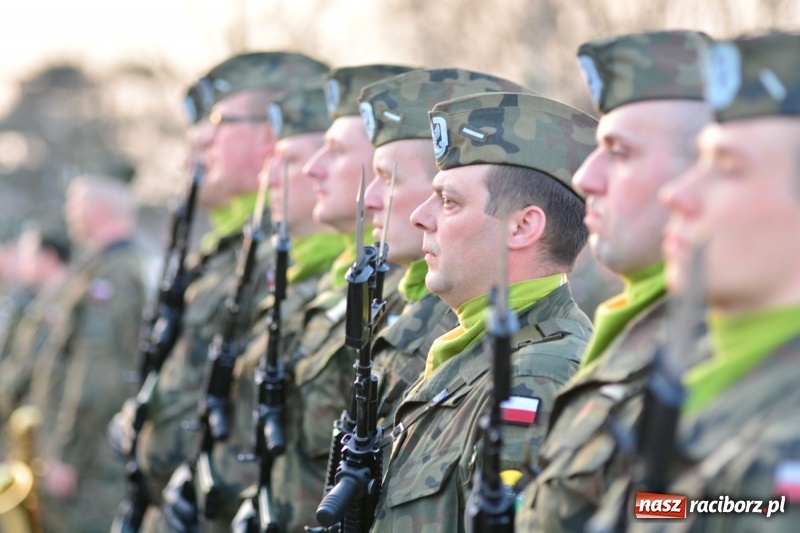 Zdjęcie w galerii na portalu naszraciborz.pl: Apel Poległych przy Dębie Katyńskim w Kuźni Raciborskiej  wiadomości z regionu