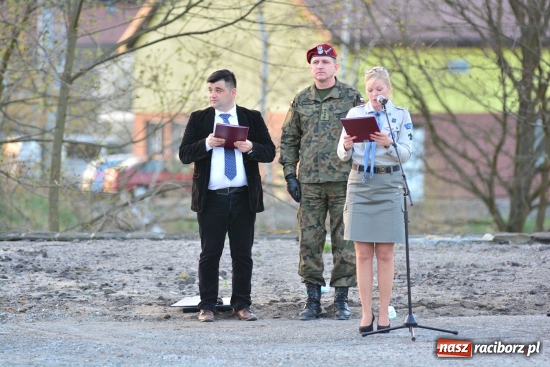 Zdjęcie w galerii na portalu naszraciborz.pl: Apel Poległych przy Dębie Katyńskim w Kuźni Raciborskiej  wiadomości z regionu