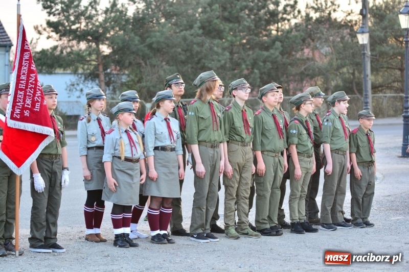 Zdjęcie w galerii na portalu naszraciborz.pl: Apel Poległych przy Dębie Katyńskim w Kuźni Raciborskiej  wiadomości z regionu