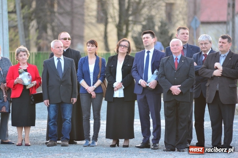 Zdjęcie w galerii na portalu naszraciborz.pl: Apel Poległych przy Dębie Katyńskim w Kuźni Raciborskiej  wiadomości z regionu
