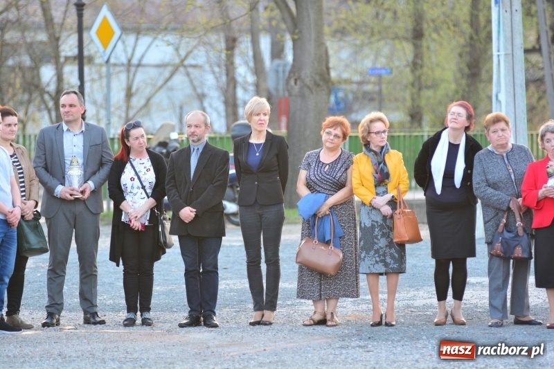 Zdjęcie w galerii na portalu naszraciborz.pl: Apel Poległych przy Dębie Katyńskim w Kuźni Raciborskiej  wiadomości z regionu
