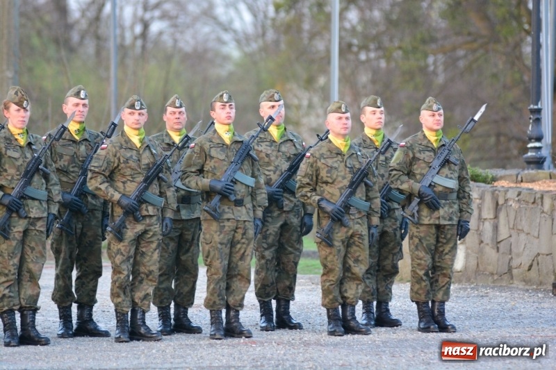 Zdjęcie w galerii na portalu naszraciborz.pl: Apel Poległych przy Dębie Katyńskim w Kuźni Raciborskiej  wiadomości z regionu