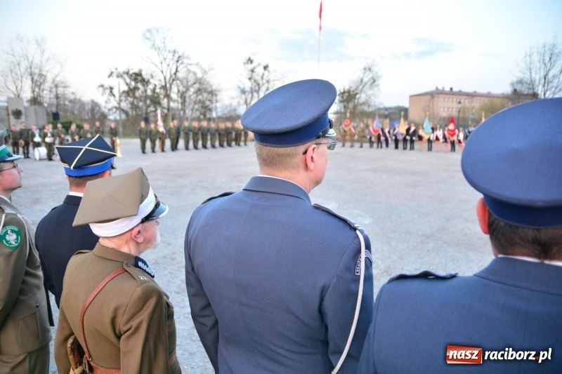 Zdjęcie w galerii na portalu naszraciborz.pl: Apel Poległych przy Dębie Katyńskim w Kuźni Raciborskiej  wiadomości z regionu
