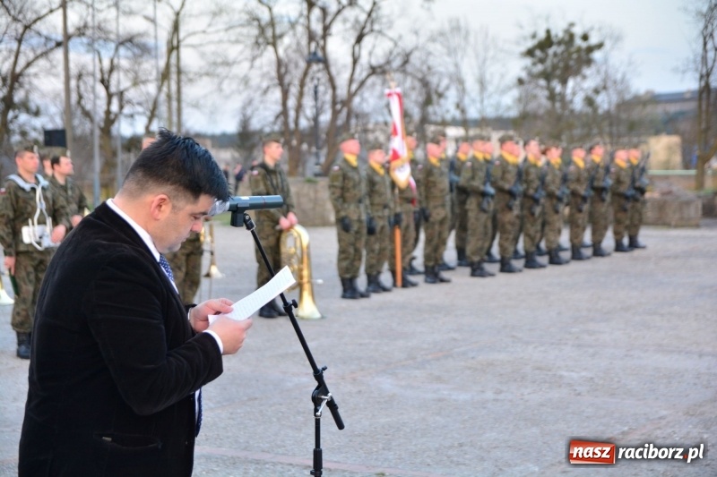 Zdjęcie w galerii na portalu naszraciborz.pl: Apel Poległych przy Dębie Katyńskim w Kuźni Raciborskiej  wiadomości z regionu