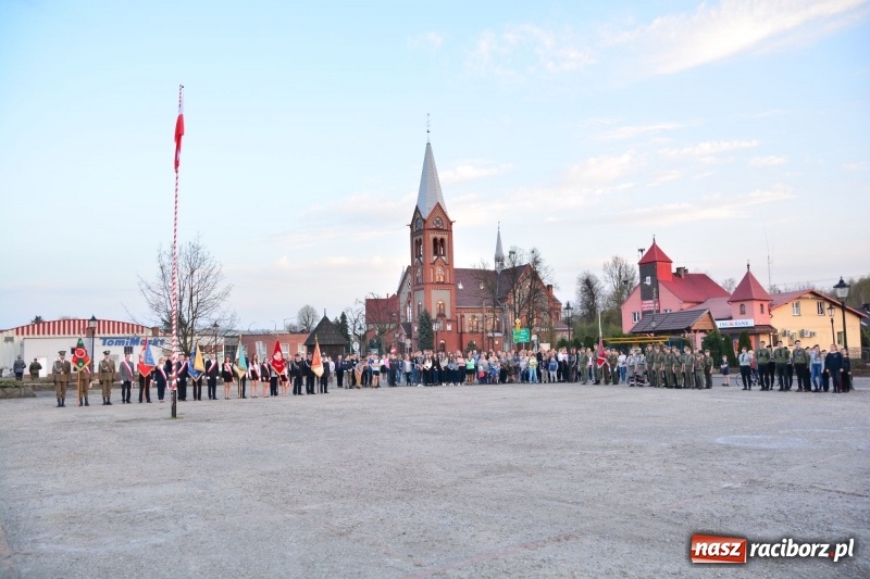 Zdjęcie w galerii na portalu naszraciborz.pl: Apel Poległych przy Dębie Katyńskim w Kuźni Raciborskiej  wiadomości z regionu