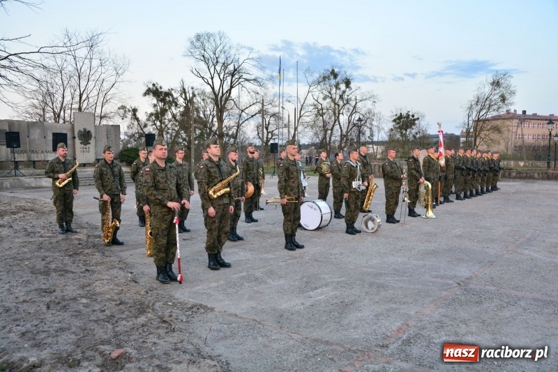 Zdjęcie w galerii na portalu naszraciborz.pl: Apel Poległych przy Dębie Katyńskim w Kuźni Raciborskiej  wiadomości z regionu
