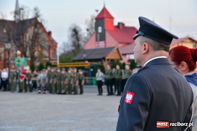 Zdjęcie w galerii na portalu naszraciborz.pl: Apel Poległych przy Dębie Katyńskim w Kuźni Raciborskiej  wiadomości z regionu