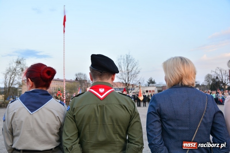 Zdjęcie w galerii na portalu naszraciborz.pl: Apel Poległych przy Dębie Katyńskim w Kuźni Raciborskiej  wiadomości z regionu