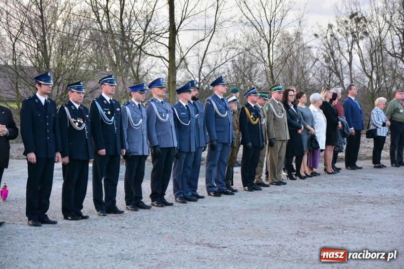 Zdjęcie w galerii na portalu naszraciborz.pl: Apel Poległych przy Dębie Katyńskim w Kuźni Raciborskiej  wiadomości z regionu