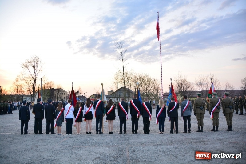 Zdjęcie w galerii na portalu naszraciborz.pl: Apel Poległych przy Dębie Katyńskim w Kuźni Raciborskiej  wiadomości z regionu