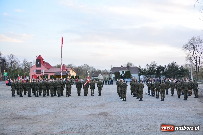 Zdjęcie w galerii na portalu naszraciborz.pl: Apel Poległych przy Dębie Katyńskim w Kuźni Raciborskiej  wiadomości z regionu