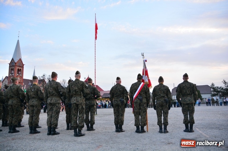 Zdjęcie w galerii na portalu naszraciborz.pl: Apel Poległych przy Dębie Katyńskim w Kuźni Raciborskiej  wiadomości z regionu