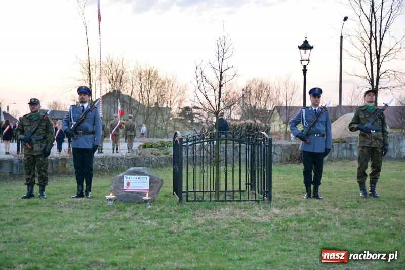 Zdjęcie w galerii na portalu naszraciborz.pl: Apel Poległych przy Dębie Katyńskim w Kuźni Raciborskiej  wiadomości z regionu