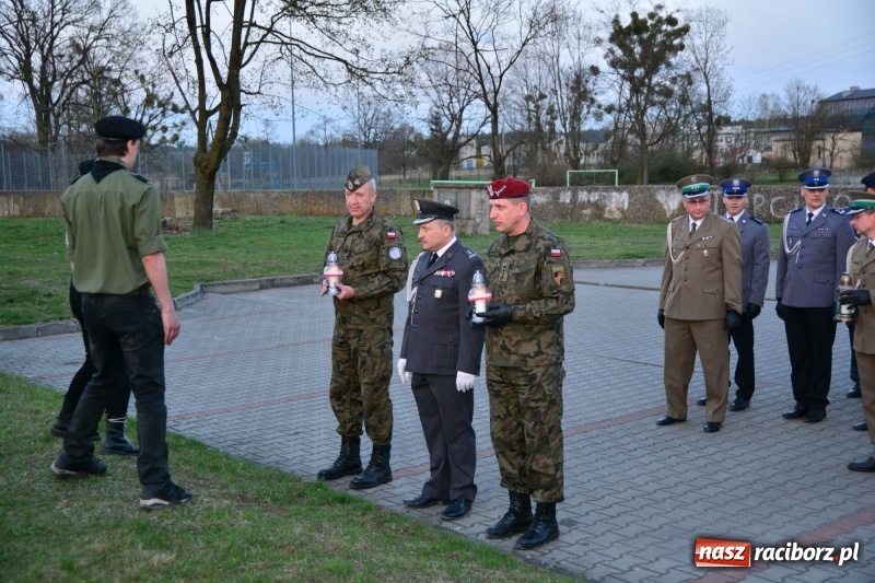 Zdjęcie w galerii na portalu naszraciborz.pl: Apel Poległych przy Dębie Katyńskim w Kuźni Raciborskiej  wiadomości z regionu