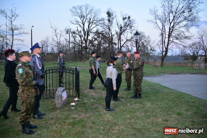 Zdjęcie w galerii na portalu naszraciborz.pl: Apel Poległych przy Dębie Katyńskim w Kuźni Raciborskiej  wiadomości z regionu
