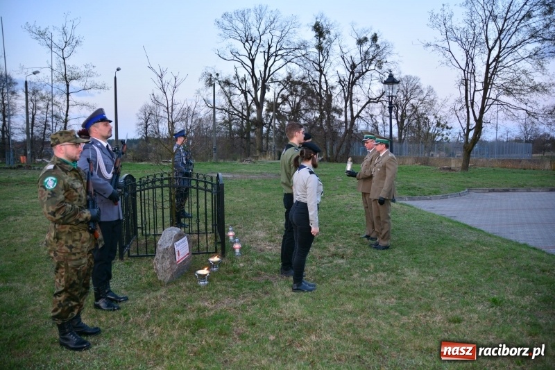 Zdjęcie w galerii na portalu naszraciborz.pl: Apel Poległych przy Dębie Katyńskim w Kuźni Raciborskiej  wiadomości z regionu