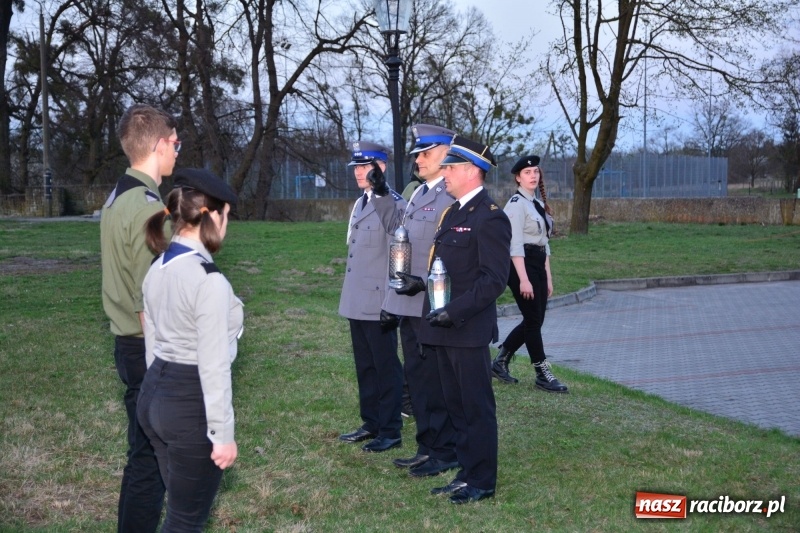 Zdjęcie w galerii na portalu naszraciborz.pl: Apel Poległych przy Dębie Katyńskim w Kuźni Raciborskiej  wiadomości z regionu