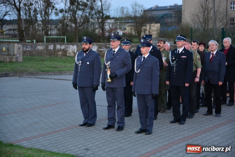 Zdjęcie w galerii na portalu naszraciborz.pl: Apel Poległych przy Dębie Katyńskim w Kuźni Raciborskiej  wiadomości z regionu