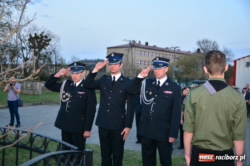 Zdjęcie w galerii na portalu naszraciborz.pl: Apel Poległych przy Dębie Katyńskim w Kuźni Raciborskiej  wiadomości z regionu