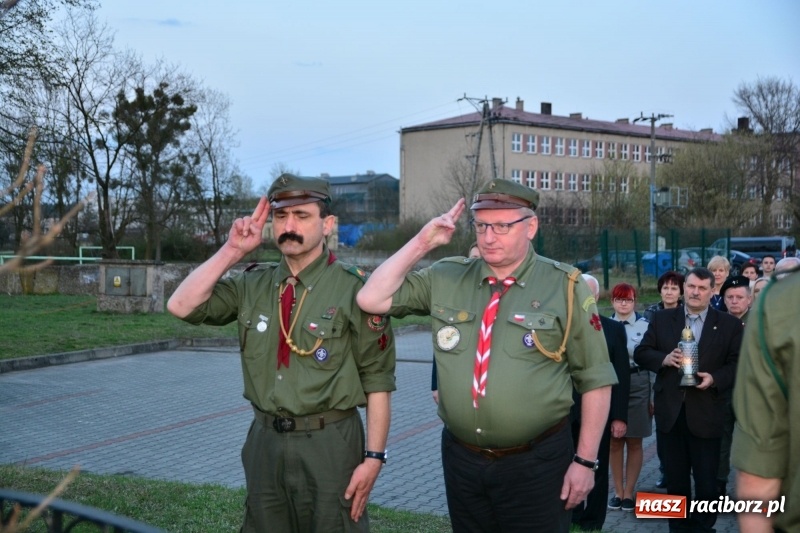 Zdjęcie w galerii na portalu naszraciborz.pl: Apel Poległych przy Dębie Katyńskim w Kuźni Raciborskiej  wiadomości z regionu