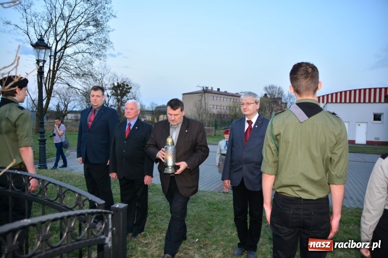 Zdjęcie w galerii na portalu naszraciborz.pl: Apel Poległych przy Dębie Katyńskim w Kuźni Raciborskiej  wiadomości z regionu