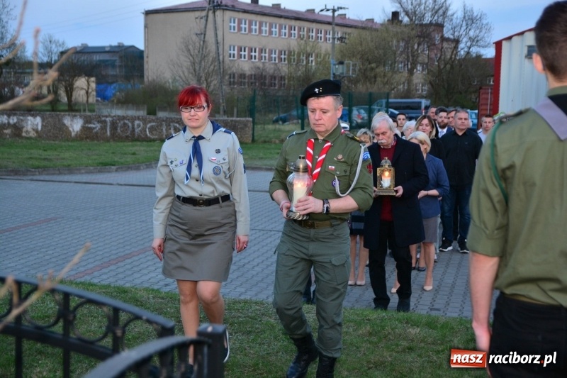 Zdjęcie w galerii na portalu naszraciborz.pl: Apel Poległych przy Dębie Katyńskim w Kuźni Raciborskiej  wiadomości z regionu