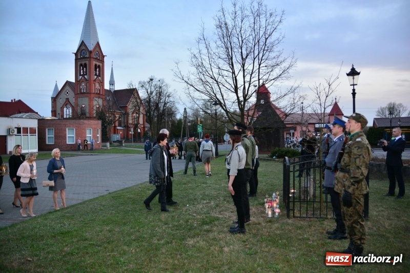 Zdjęcie w galerii na portalu naszraciborz.pl: Apel Poległych przy Dębie Katyńskim w Kuźni Raciborskiej  wiadomości z regionu