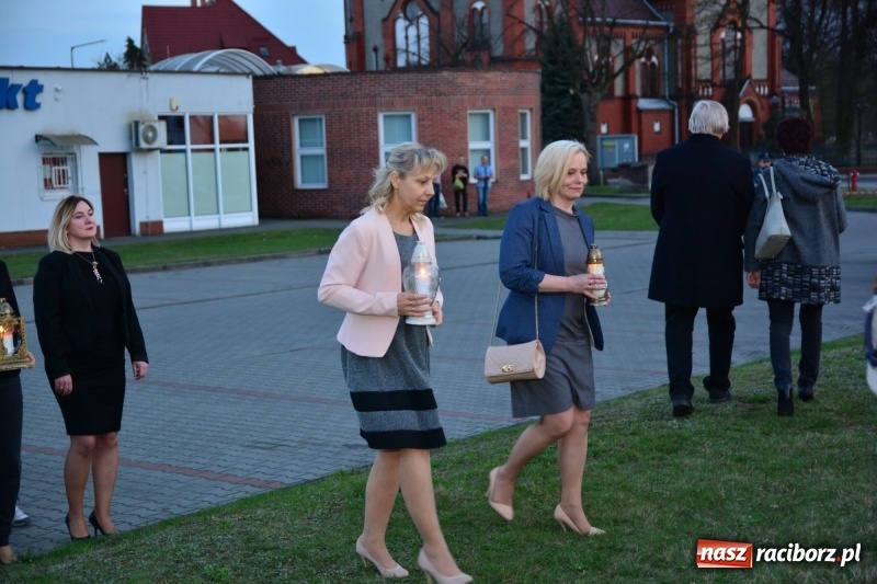 Zdjęcie w galerii na portalu naszraciborz.pl: Apel Poległych przy Dębie Katyńskim w Kuźni Raciborskiej  wiadomości z regionu