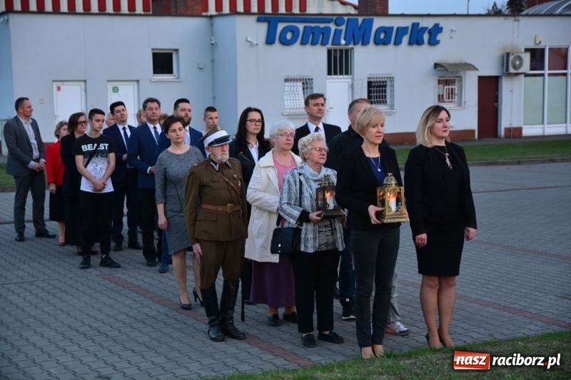 Zdjęcie w galerii na portalu naszraciborz.pl: Apel Poległych przy Dębie Katyńskim w Kuźni Raciborskiej  wiadomości z regionu