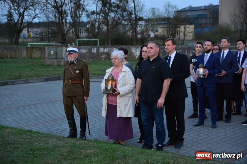 Zdjęcie w galerii na portalu naszraciborz.pl: Apel Poległych przy Dębie Katyńskim w Kuźni Raciborskiej  wiadomości z regionu