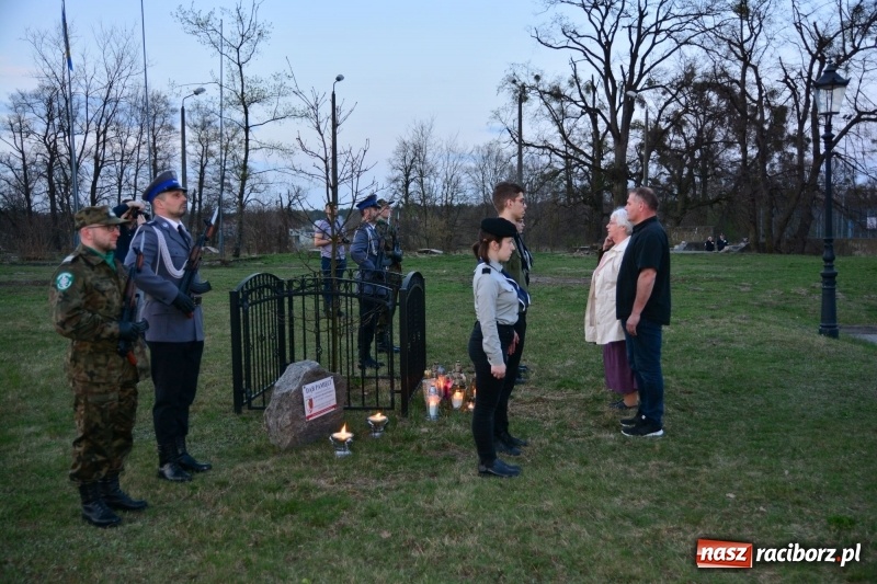 Zdjęcie w galerii na portalu naszraciborz.pl: Apel Poległych przy Dębie Katyńskim w Kuźni Raciborskiej  wiadomości z regionu
