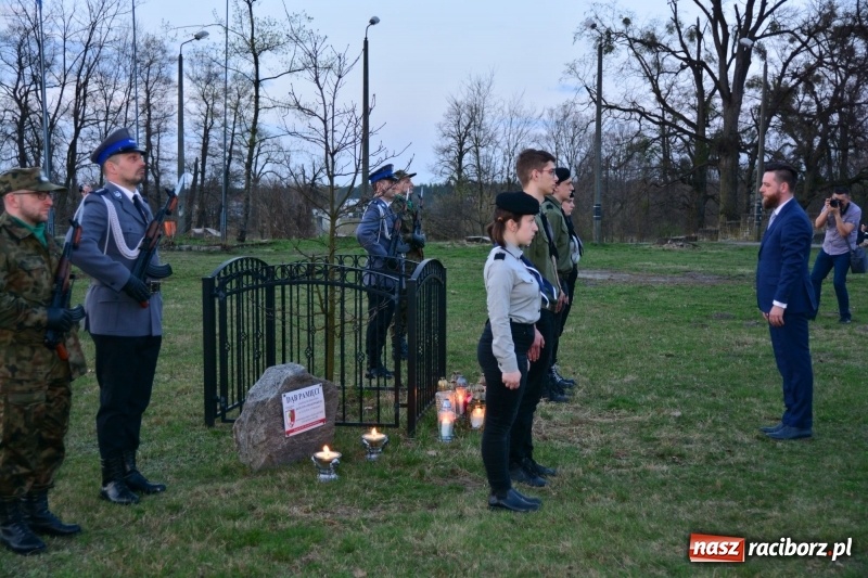 Zdjęcie w galerii na portalu naszraciborz.pl: Apel Poległych przy Dębie Katyńskim w Kuźni Raciborskiej  wiadomości z regionu